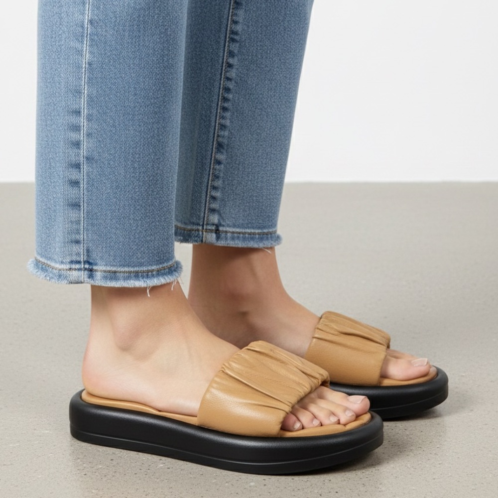 NEW Unity in Diversity Tan Scrunch Leather Butter Soft Padded Slide Sandals US 7